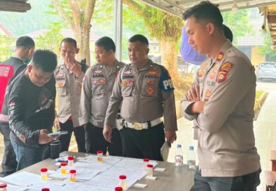 Pastikan Anggota Bebas Narkoba, Polsek BHL Tes Urine Seluruh Personel