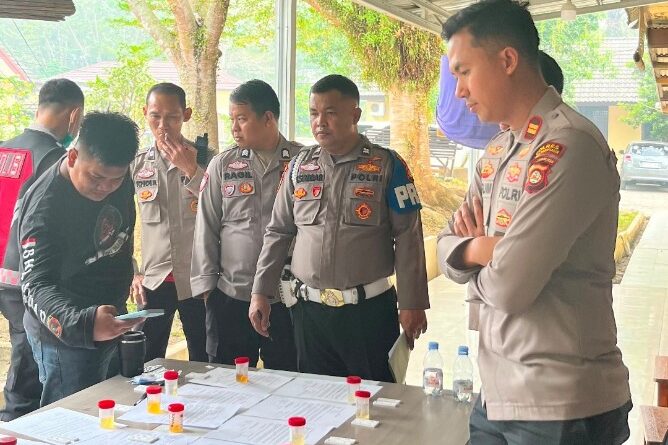 Pastikan Anggota Bebas Narkoba, Polsek BHL Tes Urine Seluruh Personel