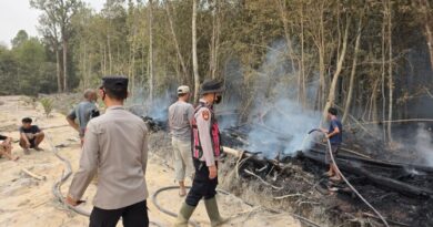 Respons Laporan 110, Polsek Batanghari Leko Turun Langsung Padamkan Kebakaran Lahan di Tanah Abang