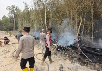 Respons Laporan 110, Polsek Batanghari Leko Turun Langsung Padamkan Kebakaran Lahan di Tanah Abang
