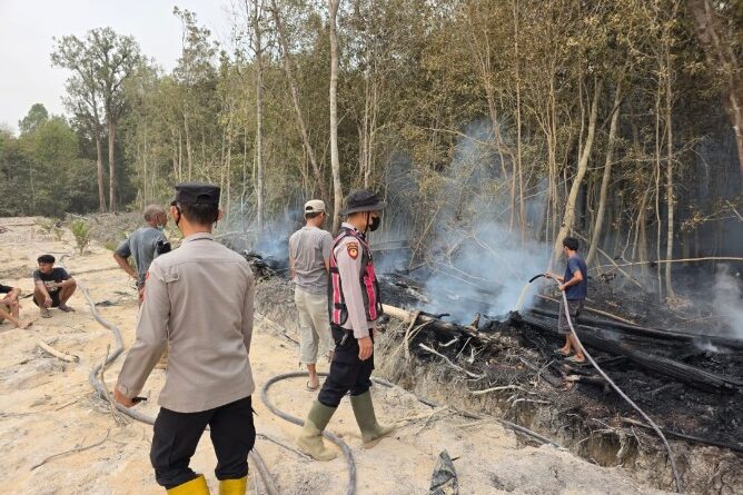 Respons Laporan 110, Polsek Batanghari Leko Turun Langsung Padamkan Kebakaran Lahan di Tanah Abang